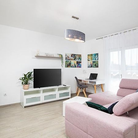 Stylish City Stay With Balcony & Free Parking بولا المظهر الخارجي الصورة