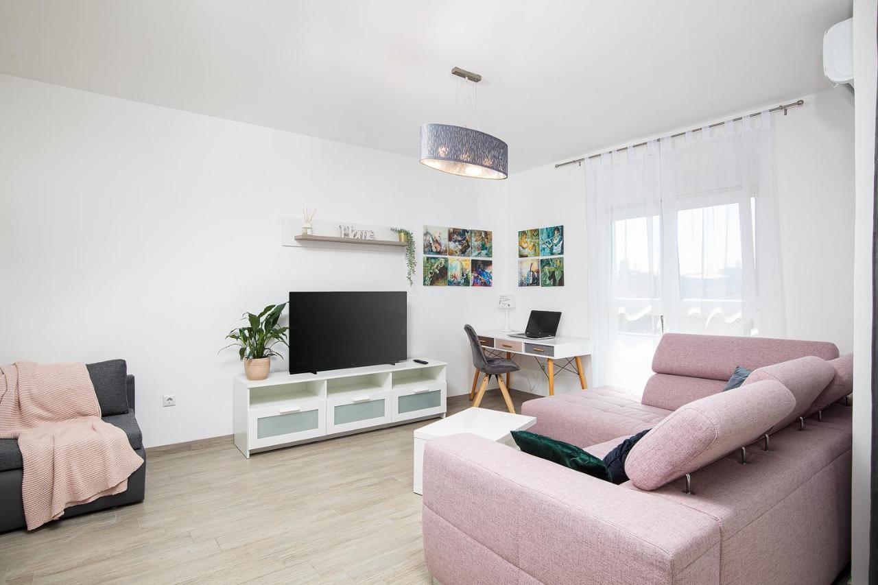 Stylish City Stay With Balcony & Free Parking بولا المظهر الخارجي الصورة