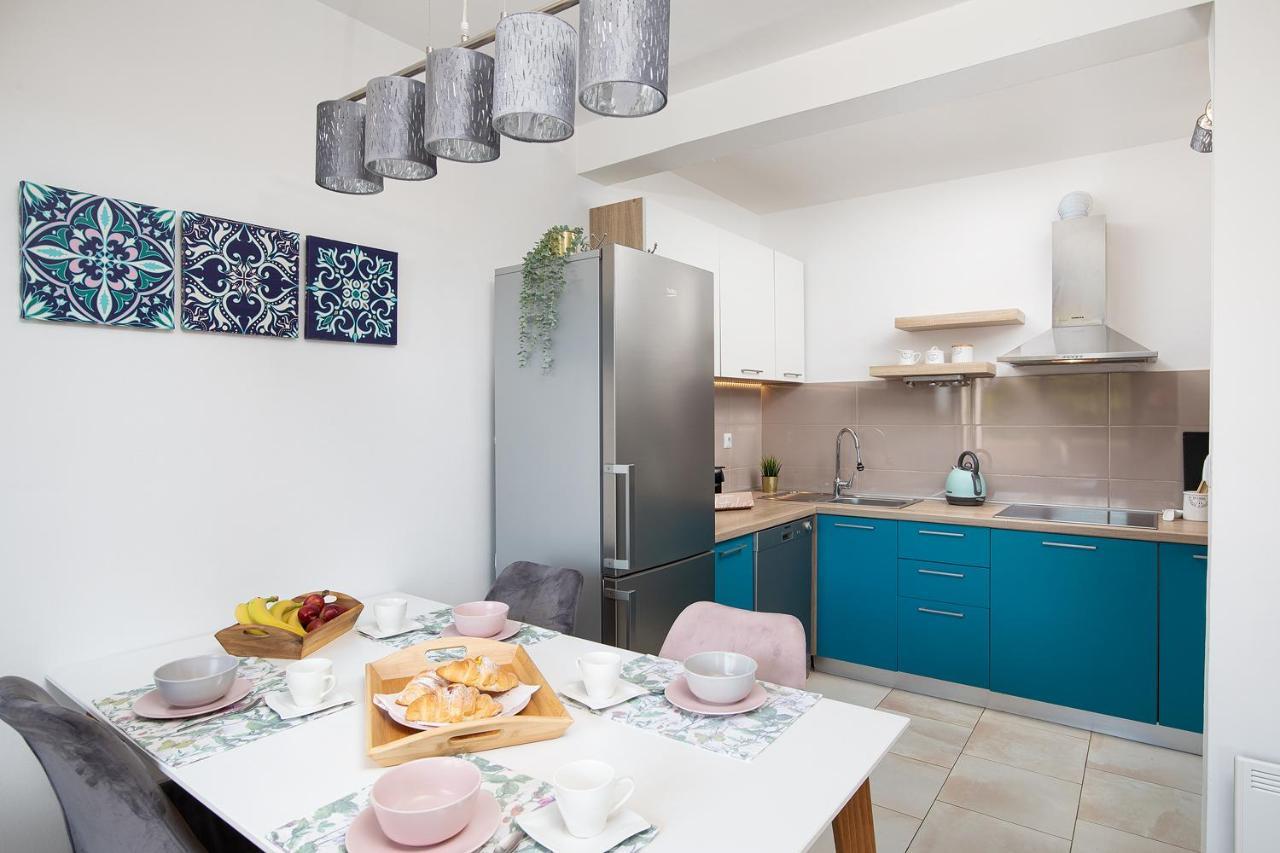 Stylish City Stay With Balcony & Free Parking بولا المظهر الخارجي الصورة