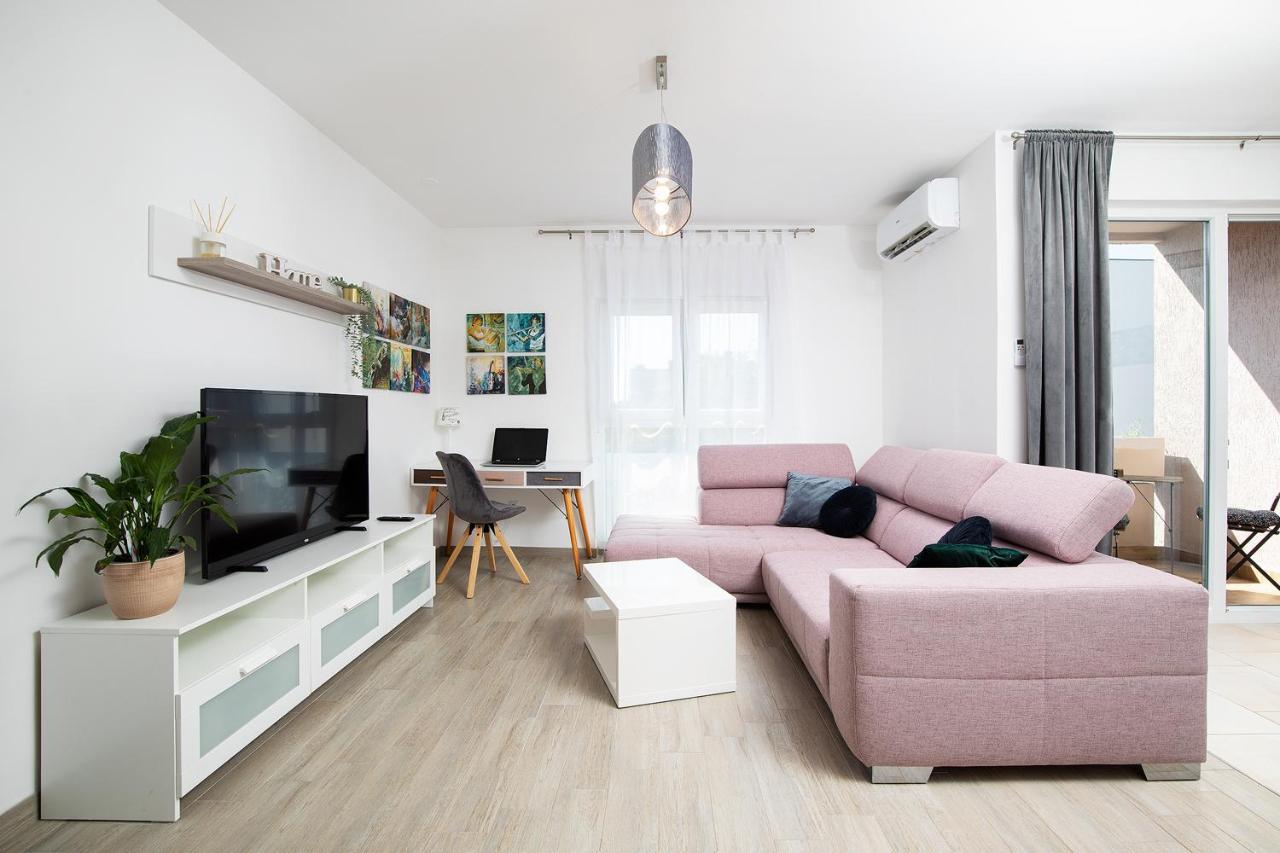 Stylish City Stay With Balcony & Free Parking بولا المظهر الخارجي الصورة