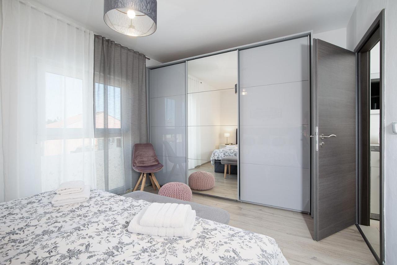 Stylish City Stay With Balcony & Free Parking بولا المظهر الخارجي الصورة