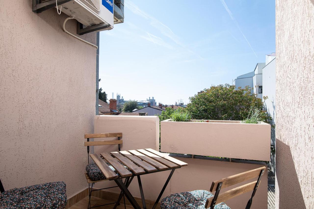 Stylish City Stay With Balcony & Free Parking بولا المظهر الخارجي الصورة